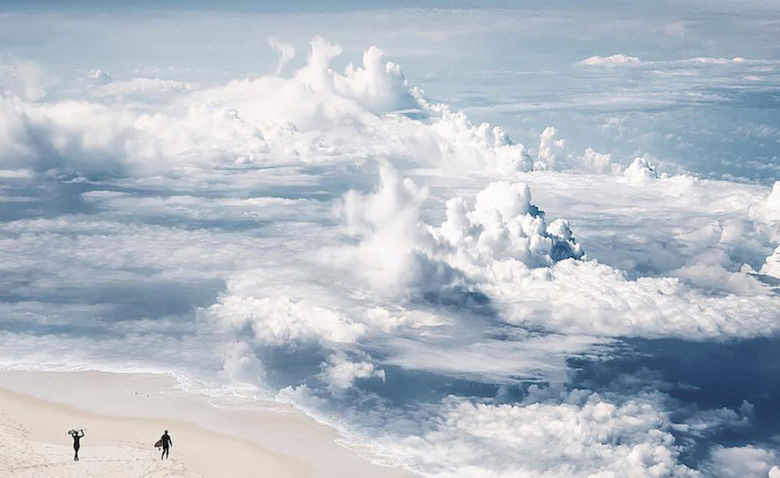 Фото природы с человеком на фоне моря, облаков и голубого неба.