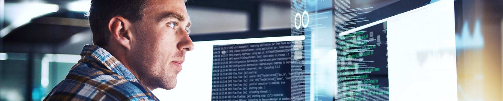 Мужчина смотрит на монитор компьютера, человек, электроника, аппаратные средства, лицо.