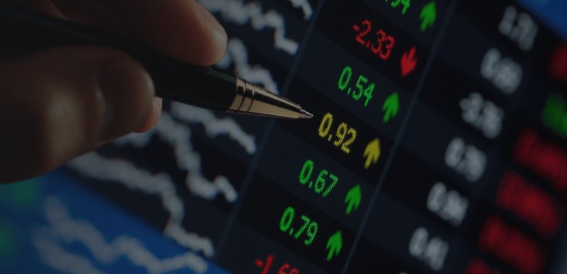 Хардвар, електроника с монитором. Человек работает на компьютере.