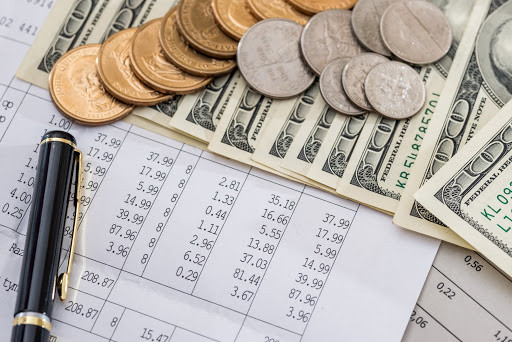 Деньги на киноключе, символизирующем успех и процветание в киноиндустрии.