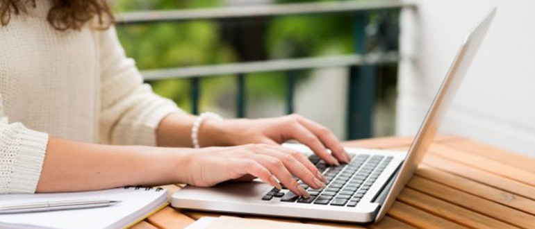 Человек работает на ноутбуке - компьютер, электроника, ноутбук, ПК.