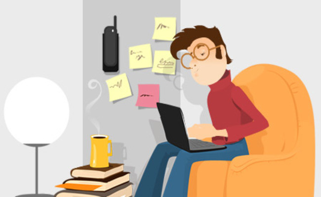 Человек читает книгу на ноутбуке под лампой, изображение с электроникой.