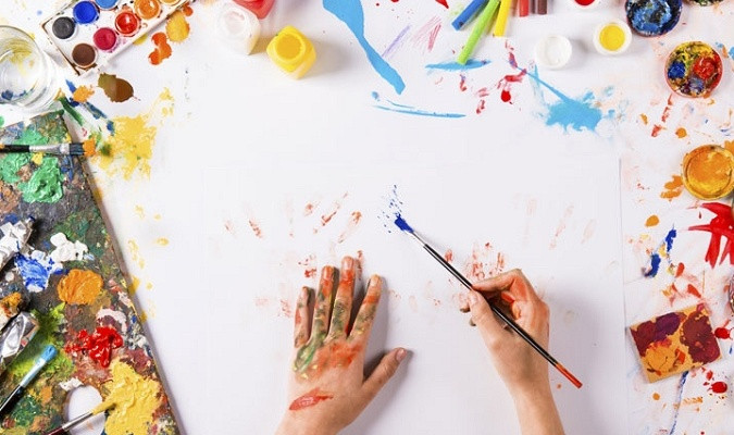 Кисть и емкость для краски на устройстве - инструменты для рисования.