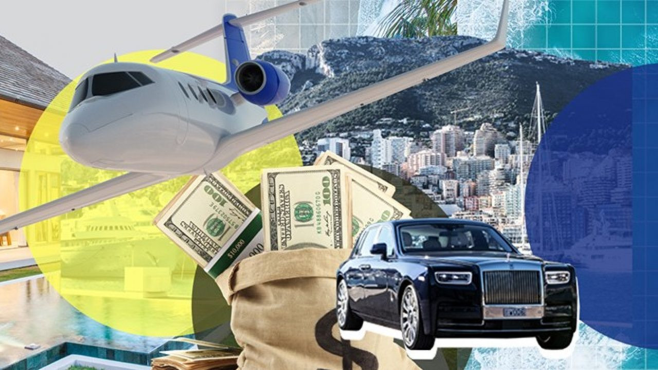 Автомобиль с номерным знаком на фоне самолета и горячей ванны.