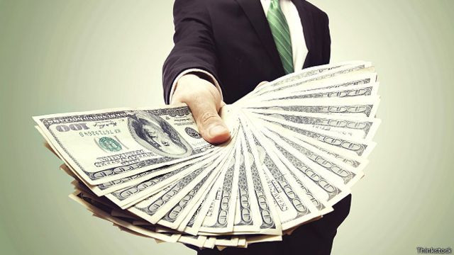 Мужчина взрослый с долларами, деньги, доллар, мужчина, персона.