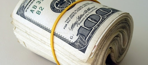 Долларовые купюры и трубка с дымом на темном фоне. Готова к использованию.