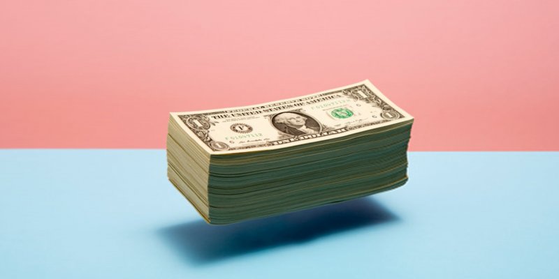 Доллары в стопке - изображение денег, наличных.