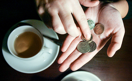 Чашка со стильной детской подвеской-медальоном и драгоценными монетами.