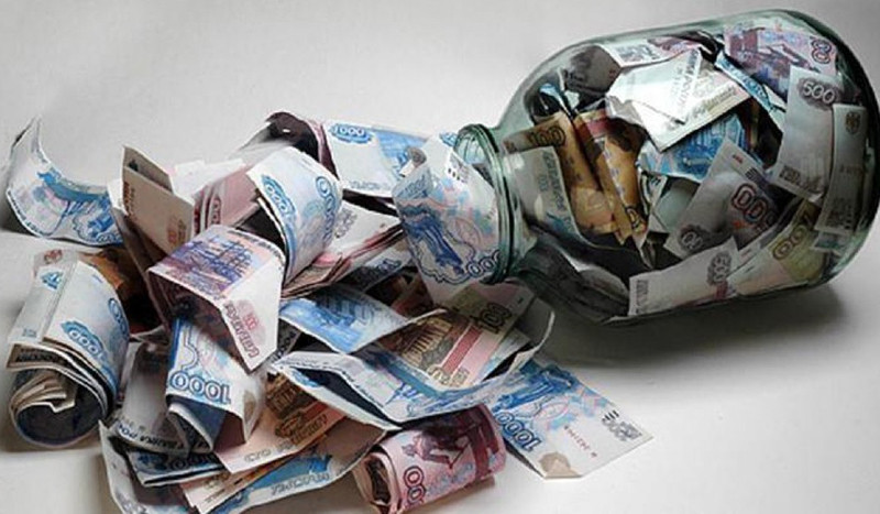 Металлическая банка консервов и кружка на столе - жестяная упаковка, кружка для напитков.