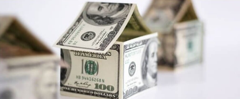 Человек с долларами в руках, купюры, лицо, голова, деньги.