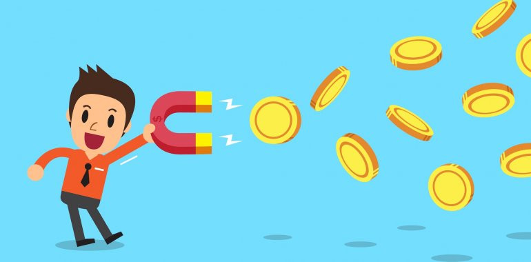 Человек в жизненном омоне, жонглирующий, на заднем фоне море.