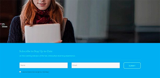 Человек читает веб-страницу на ноутбуке с монитором. Файл, компьютер, электроника.