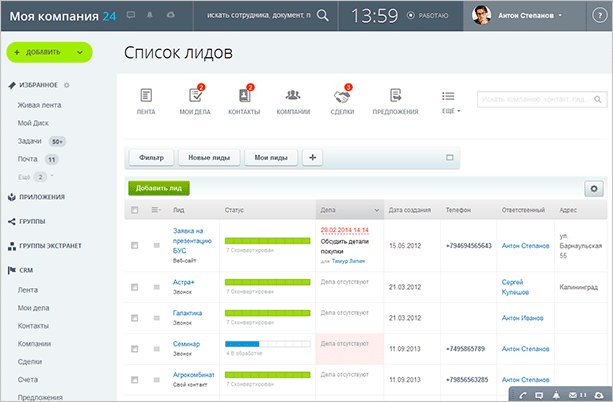 Фото человека, просматривающего веб-страницу на экране компьютера.