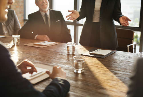 Человек в формальной одежде - лицо в костюме.