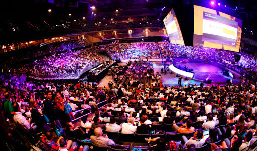 Освещение на концерте с толпой людей в клубе, уличная атмосфера и энергия.