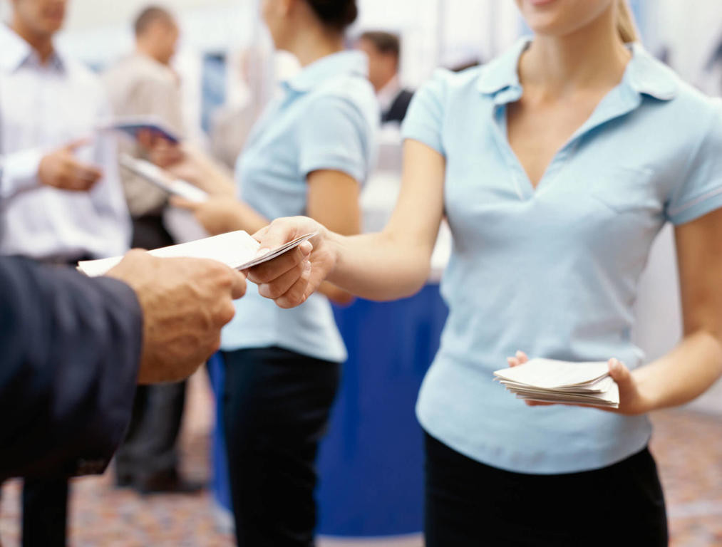 Рекламный постер с изображением взрослой женщины и мальчика.