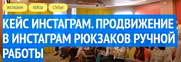 Группа людей внутри школьного здания, сидящих на стульях, окруженных мебелью и текстом.