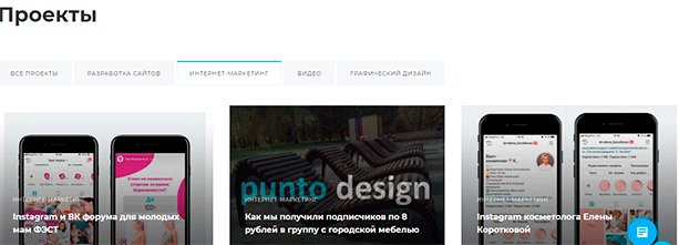 Электроника: человек в перчатке использует мобильный телефон для обмена текстовыми сообщениями.