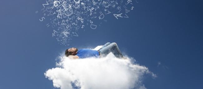 Мужчина на открытом воздухе в снегу под небом. Натура и мужчина на фоне природы.