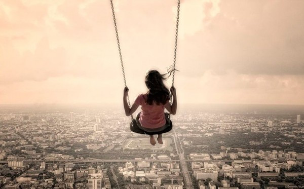 Городской портрет девочки на фоне неба, уличная фотография с детским персонажем.