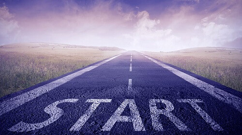 Дорога в аэропорту: ухоженное взлетно-посадочное поле, небо, природа.