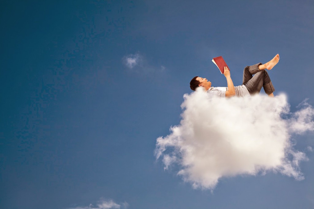 Человек на фоне неба с облаками, наслаждается природой и открытым воздухом.