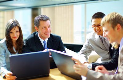 Человек, мужчина с ноутбуком на семинаре, взгляд в камеру, беседа.