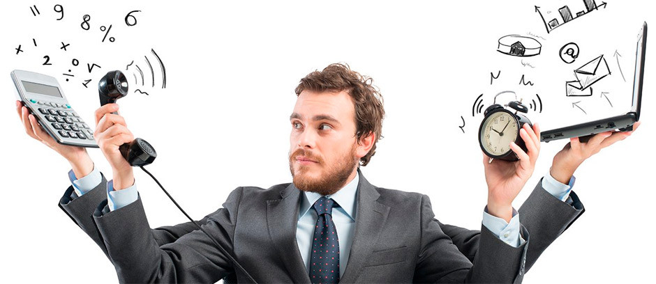 Фотография взрослого мужчины в формальном костюме с феном в руке.