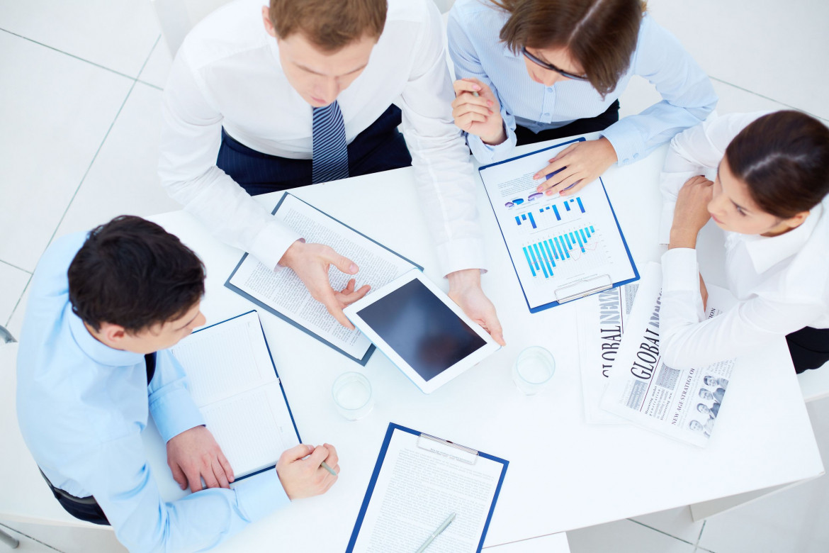 Взрослая женщина и мужчина в близком крупном плане с текстом на фоне.