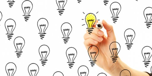 Светящаяся лампочка в руке человека с татуировкой на коже.