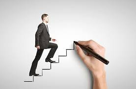 Мужчина в официальной одежде: костюм, галстук, пиджак, съемка рук, мода.