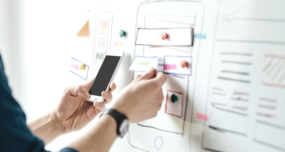 Электроника: человек с мобильным телефоном - оптимизированный текст для изображения.