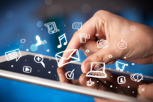 Электроника. Мобильный телефон в руках человека и маленького ребенка.