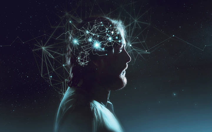 Фотопортрет человека на ночном фоне звёздного неба, свет головы в природе.