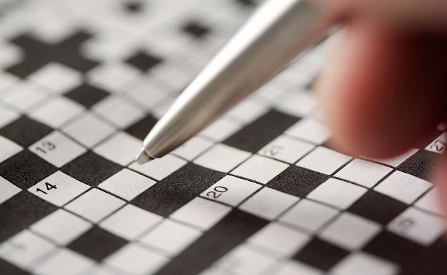 Шахматная игра с кроссвордным головоломкой на фоне, сочетающая Chess, Game, Crossword Puzzle.