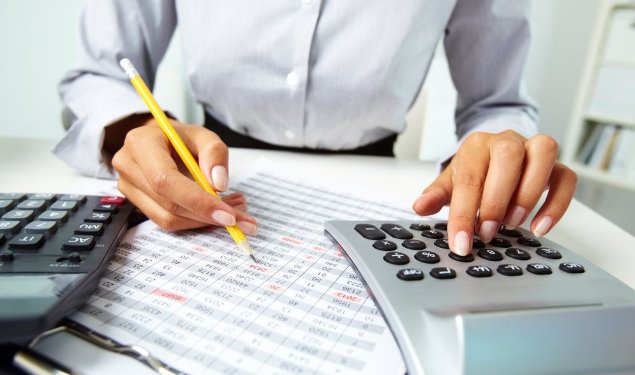 Мужчина держит пульт от электроники и ручку – Adult Male with Remote Control and Pen.