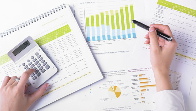 Человек держит ручку и смотрит на диаграмму.