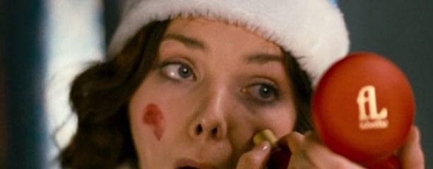 Фотография портрета взрослой женщины с лицом, губной помадой и рукой.