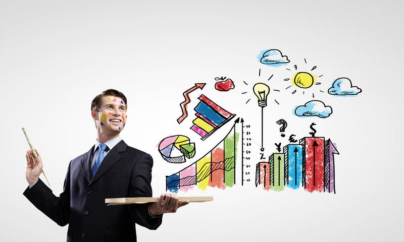 Художник молодой женщины с кистью, портретное фото на фоне холста и инструментов.