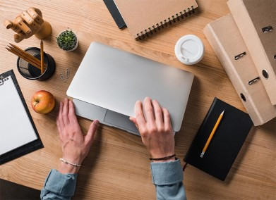 Мебель для офиса: человек за столом с компьютером и электроникой.