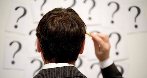 Взрослый мужчина парикмахер с профессиональной стрижкой и креативной прической.