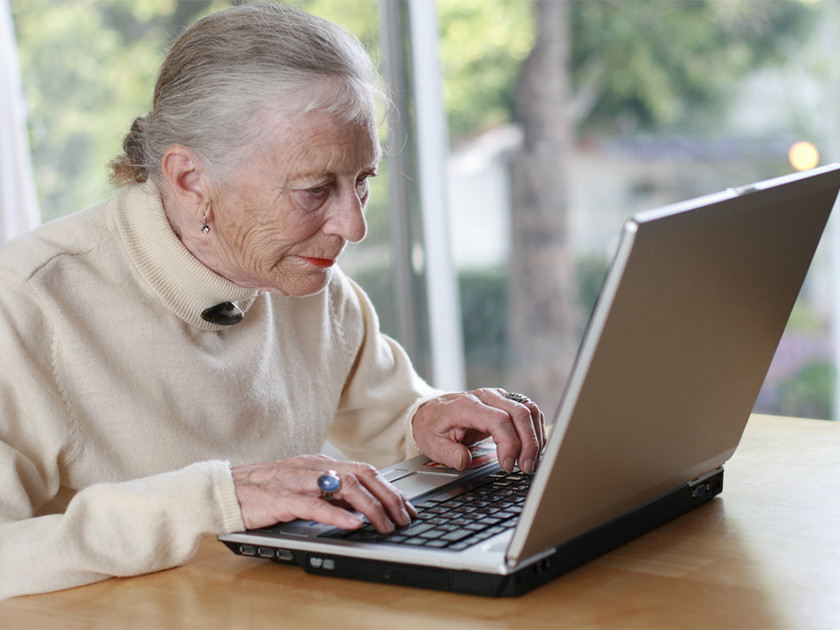 Женщина, работающая на ноутбуке. Компьютер, электроника, клавиатура, женщина, взрослая.