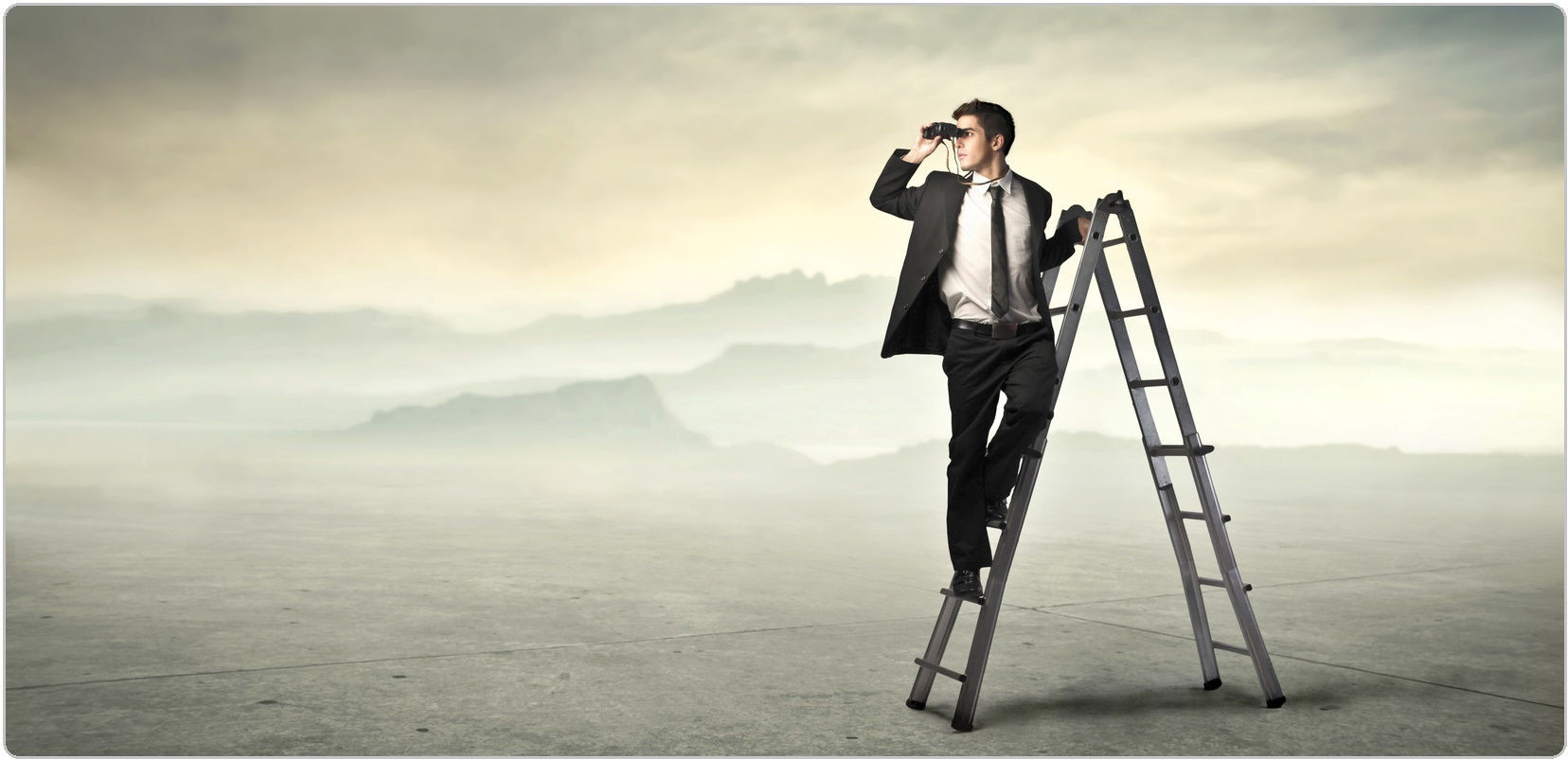 Фотография мужчины в строгом костюме: пиджак, галстук, обувь, ремень.