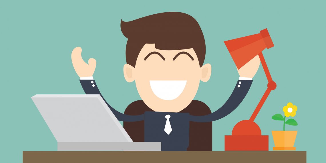 Человек в деловом костюме очищает ноутбук - чистка электроники.