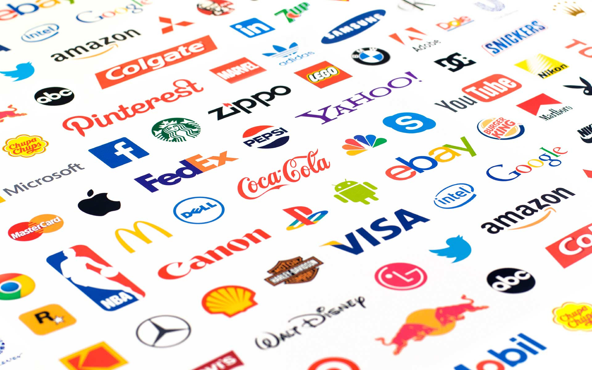 "Изображение с текстом, логотипом и алфавитом на фоне, SEO-оптимизированный описательный атрибут."