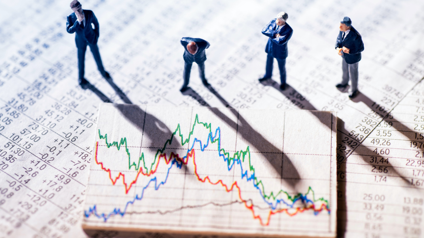 Мужчина в пальто, изучающий диаграмму взрослого человека.