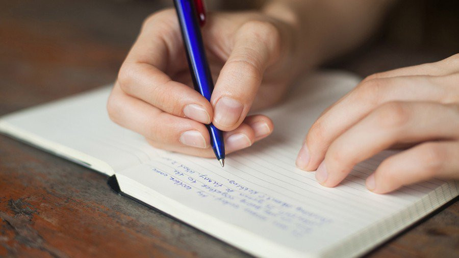 Человек пишет карандашом на бумаге - оптимизированный текст для изображения.