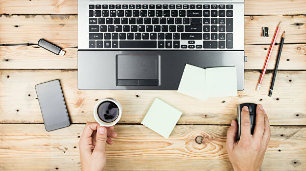 Клавиатура компьютера, ноутбук, телефон, кружка кофе, винты.