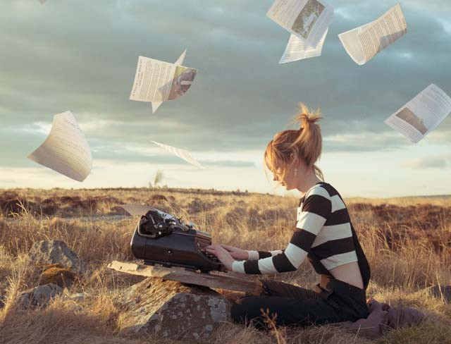 Фотография человека на траве, сидящего с портретом лица - реклама.