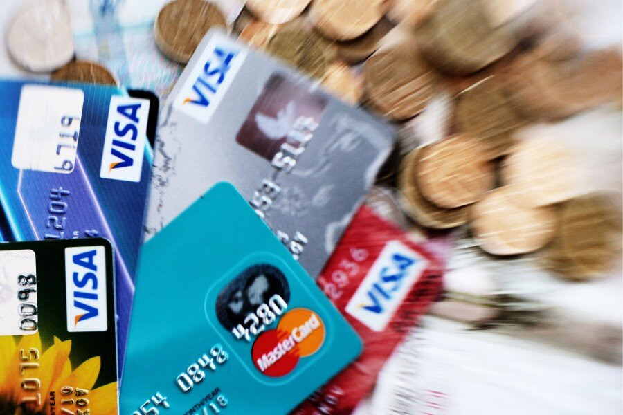 "Человек с кредитной картой, платящий за товар по текстовому сообщению"